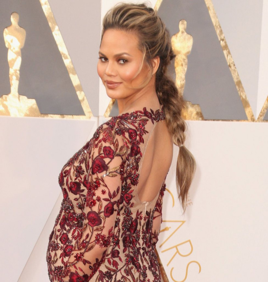 Chrissy Teigen Hair Oscars 2016 a7604