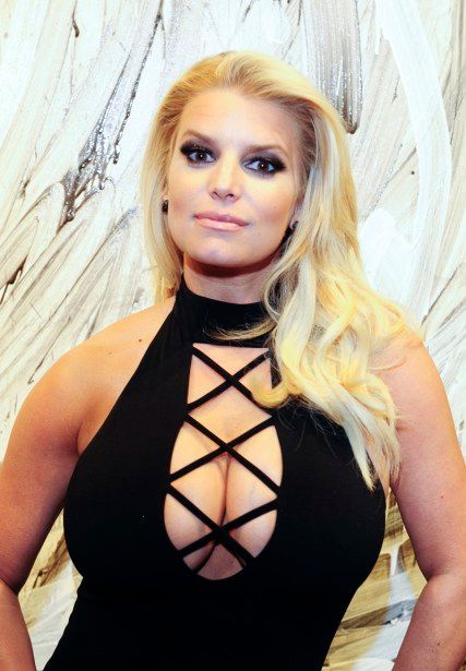 jessica simpson boobs cleavage husband make out red carpet 004 29cce