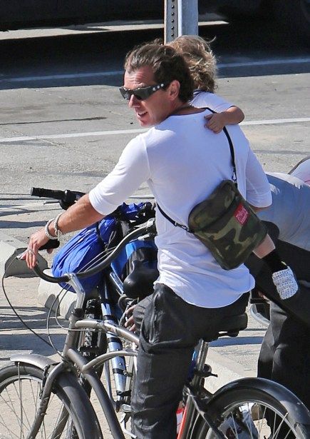 gavin rossdale gwen stefani divorce baby apollo bike no helmet seat 05 cbab6