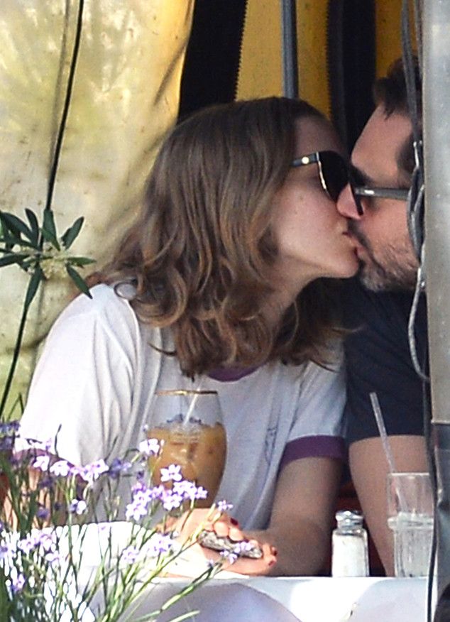 rs 634x876 160316182748 634.Amanda Seyfried Thomas Sadoski Kiss.ms.031616 9a01d