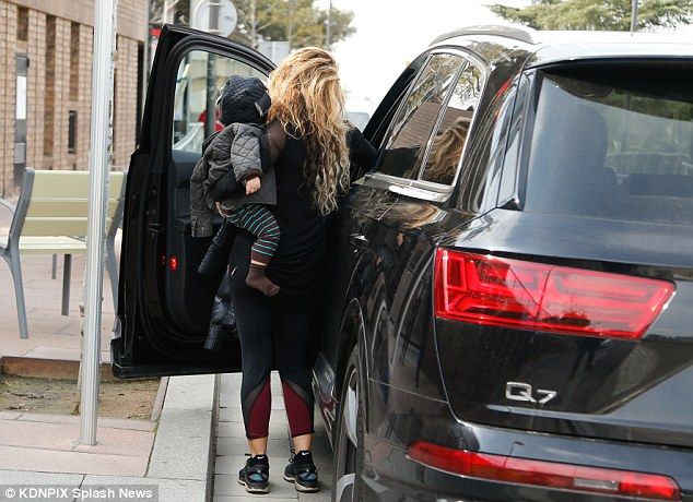 32518B6F00000578 3498672 Maternal Keeping it casual for the occasion the Colombia born st a 33 1458316459113 45940