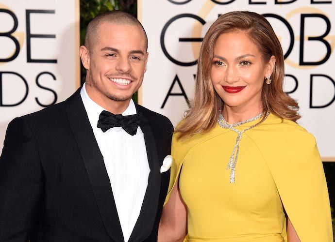 news jennifer lopez casper smart golden globes fdcf2