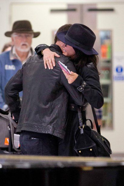 courteney cox johnny mcdaid engagement back on kissing 03 31915