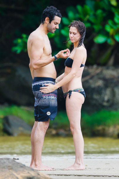 kristen wiig bikini shirtless boyfriend avi rothman kiss hawaii 05 80c54