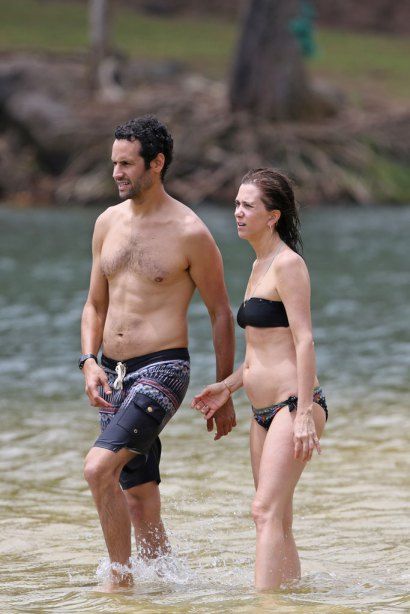 kristen wiig bikini shirtless boyfriend avi rothman kiss hawaii 10 de6de