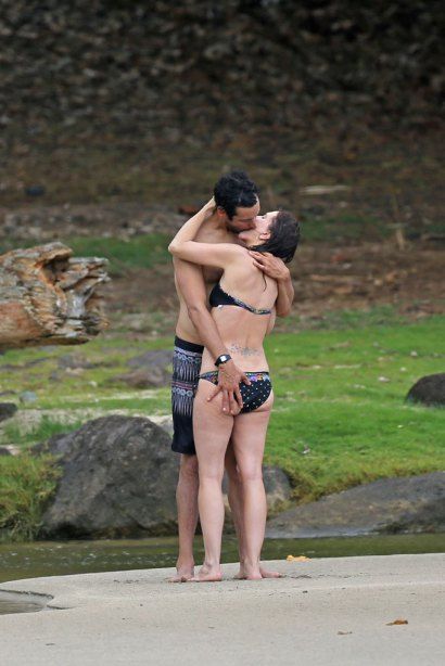 kristen wiig bikini shirtless boyfriend avi rothman kiss hawaii 11 bdc46