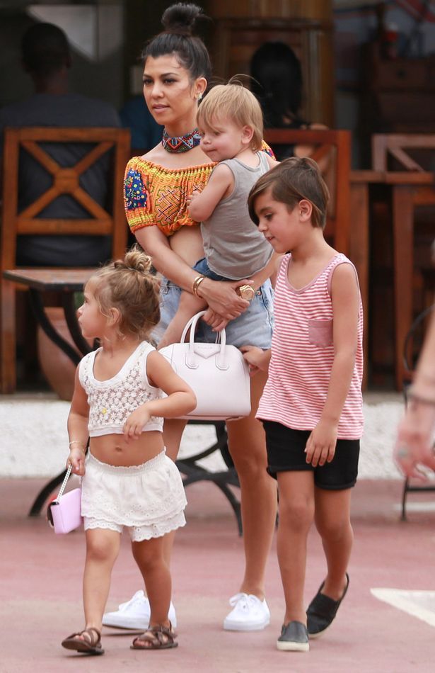 Kourtney Kardashian in Cuba 5e5f3