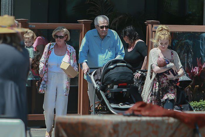 jennifer aniston dad fathers day heartbreak grandchildren 04 1aa19