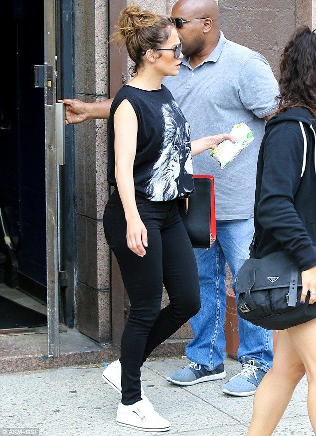 jlo with sandwitch 8f7e8