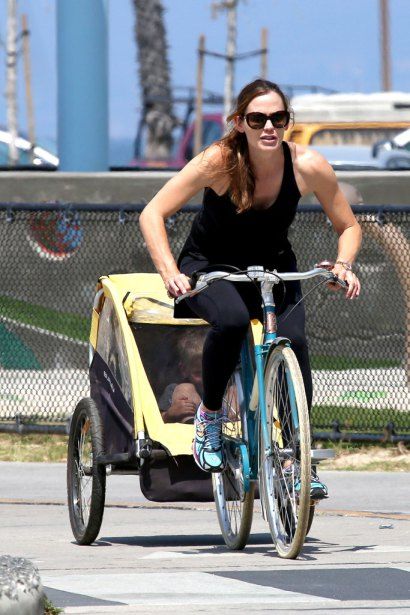 jennifer garner ben affleck divorce beach kids bike 01 7bddb