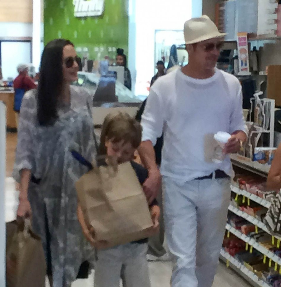 brad angelina twins 13jul16 02 4ae26