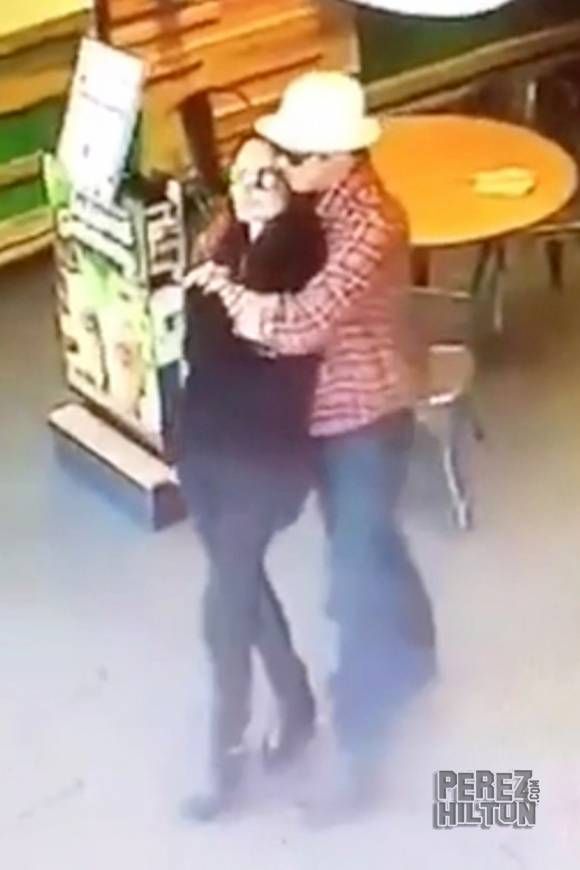 brad pitt angelina jolie shiloh jamba juice cuddled up los angeles gsi 9 oPt 51708