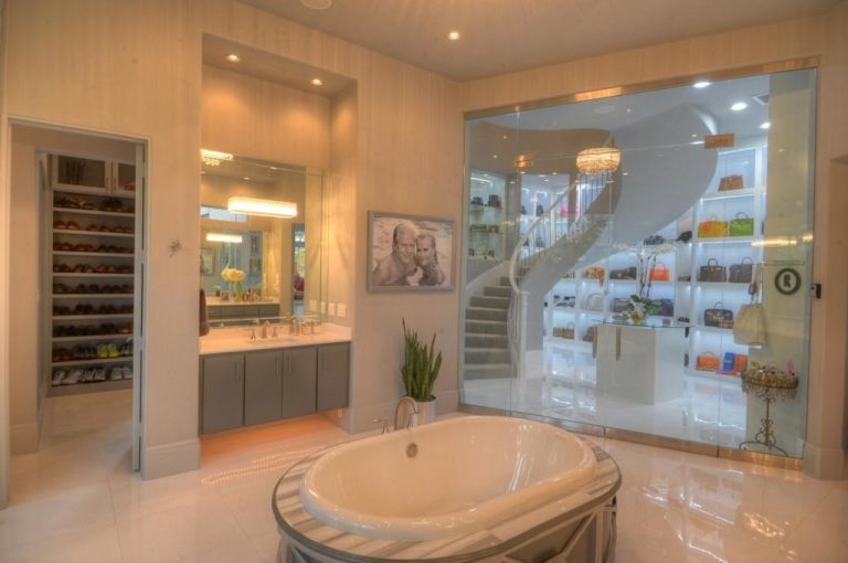 1468685049 syn cos 1468522242 closet entrance e3be9