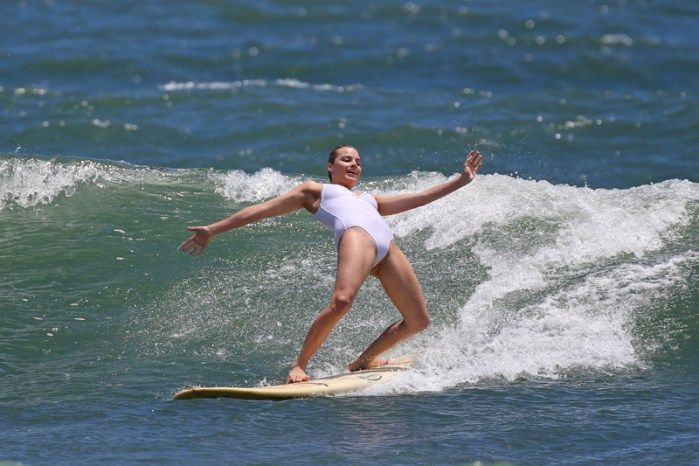 margot robbie bathing suit nude topless surfing hawaii 02
