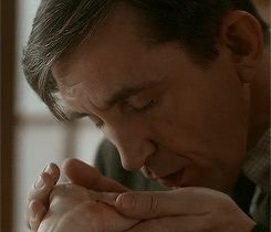 THE hand kiss 2x05 turnadette 33889520 245 210