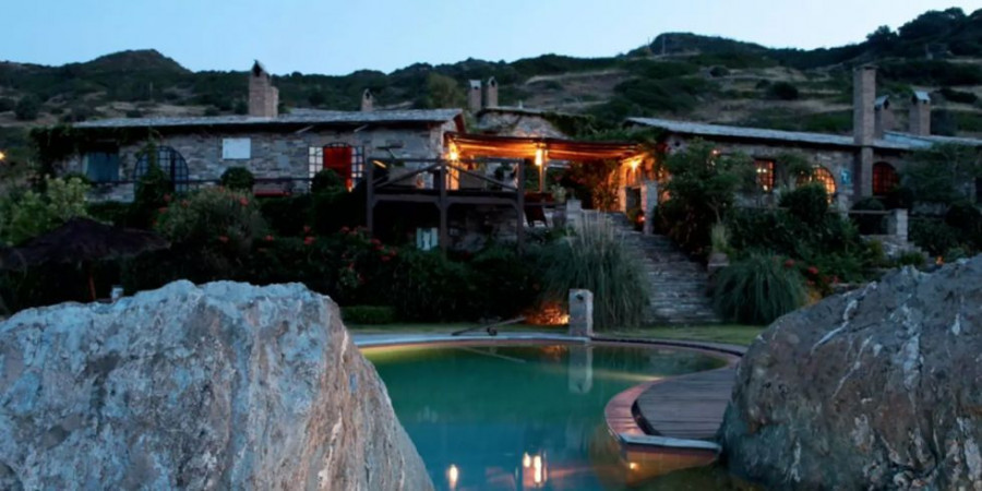 1473871515 2 airbnb styra greece