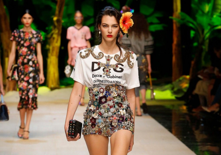 dolce and gabbana summer 2017 women fashion show runway 1020x716