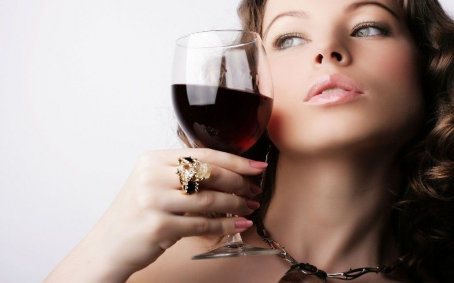 Woman drinking wine 1024x640