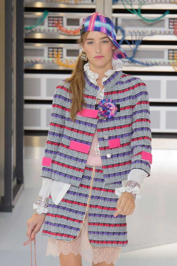 Chanel Hair Makeup Paris Fashion Week Spring 2017 1