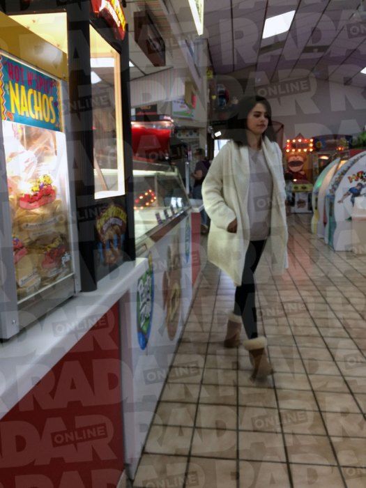 selena gomez rehab first spotted arcade group outing pics 0