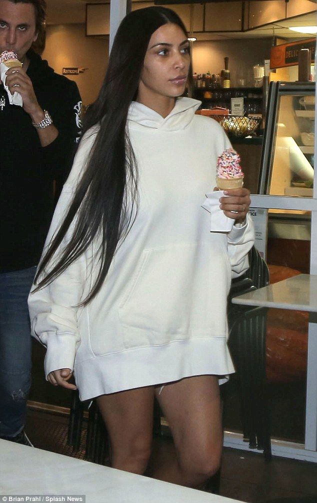 39BDC47F00000578 3875658 New look Kim Kardashian wore little makeup and a roomy hoodie as m 79 1477507160271