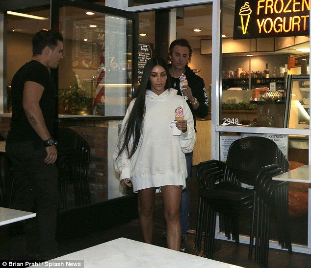 39BDC6E500000578 3875658 Low key The venue was far from ritzy and appeared to be a delica m 80 1477507181408