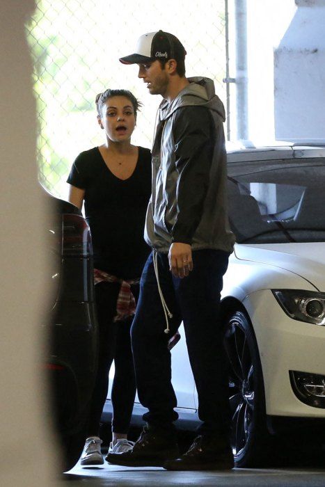 ashton kutcher mila kunis pregnant kissing pda pics 2 1