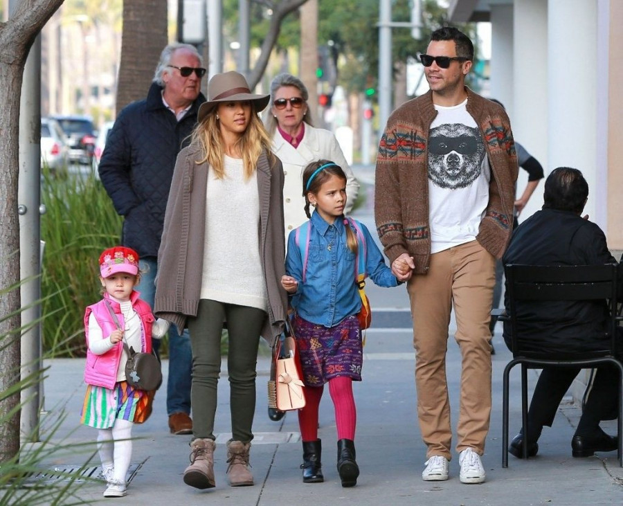 JessicaAlbaFamilyGoBrunchgVPoV74XaJbx