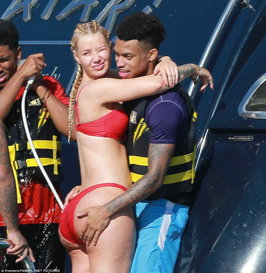 3C6A320D00000578 0 image m 212 1485154289499