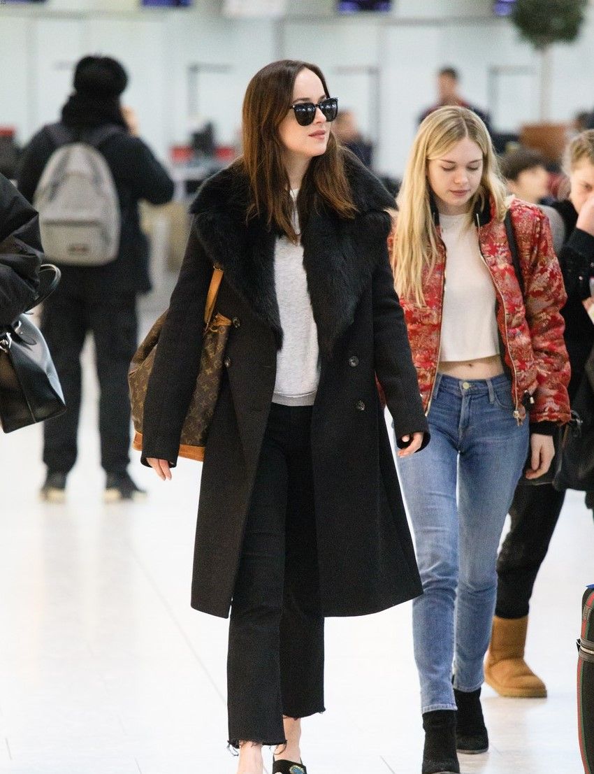 dakota johnson flies out of london with sister stella banderas 02