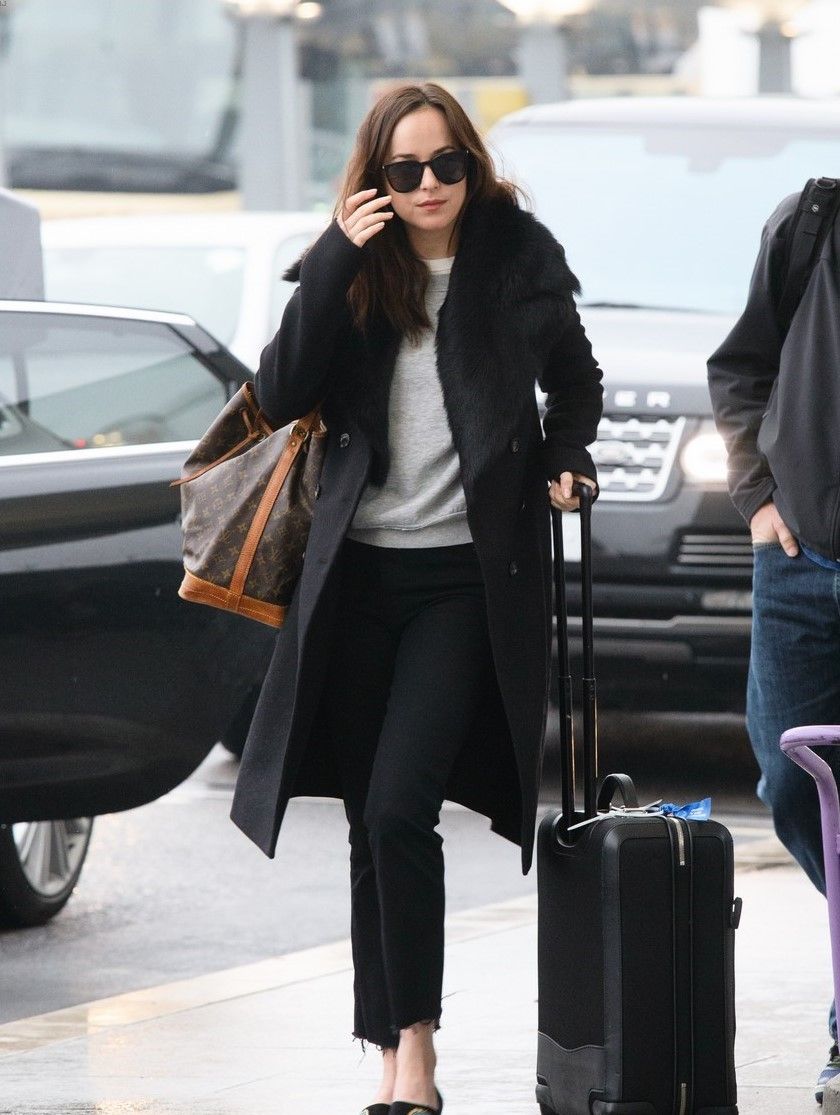 dakota johnson flies out of london with sister stella banderas 04