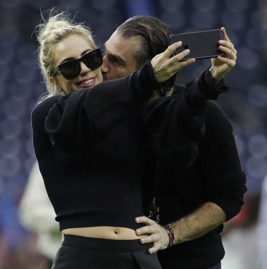 lady gaga christian carino pda super bowl 01