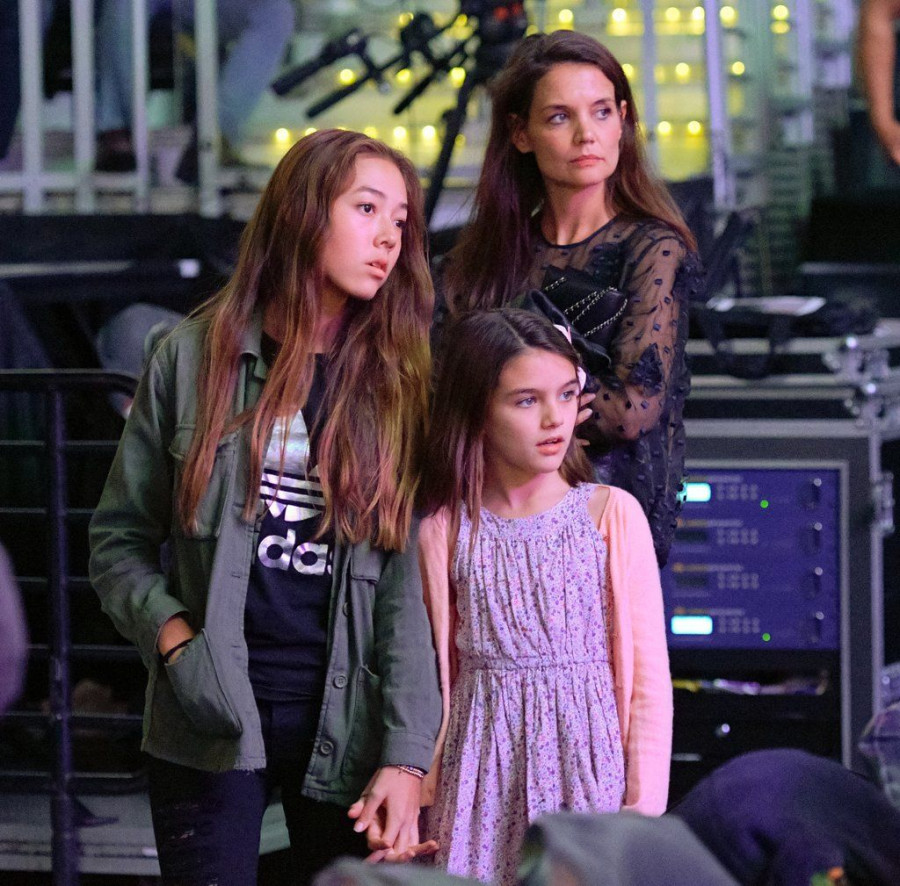Katie Holmes Suri Cruise Lakers Game January 2017 1