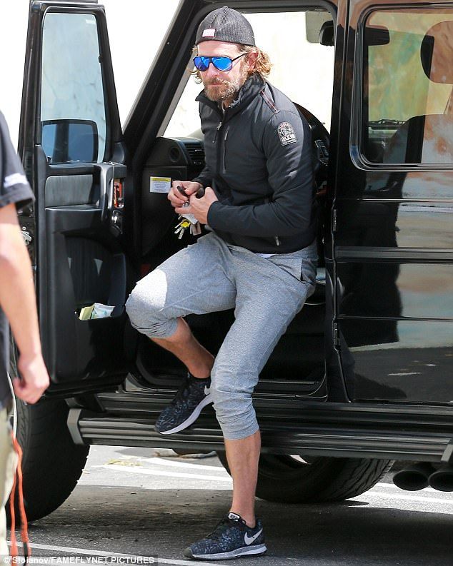 3F3AECDC00000578 4411014 Casual attire The 42 year old actor kept it casual in sweatpants a 106 1492138806867