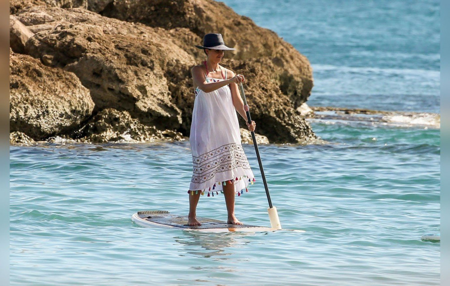 jessica alba shows bikini butt hawaii vacation family pics 2