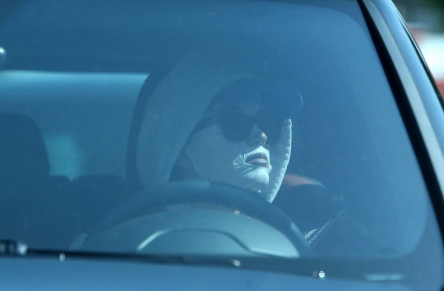 katy perry drives away from beautician in face mask 04