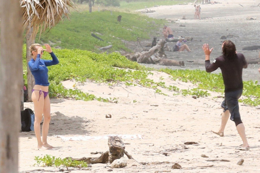 Diane Kruger bikini Norman Reedus beach 10