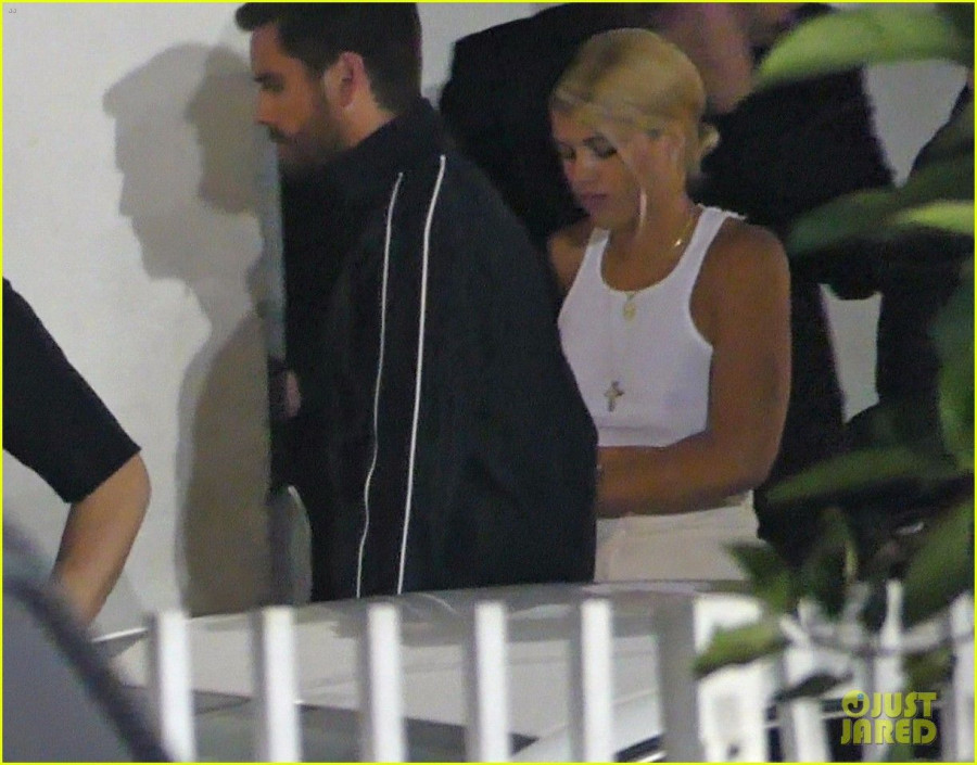 scott disick and sofia richie couple up for miami beach date night 09
