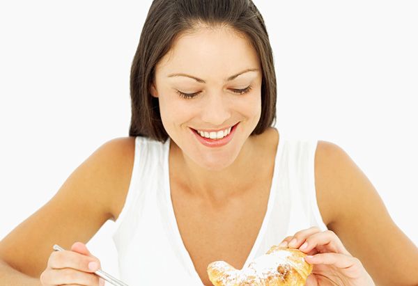 20100618 happy woman eating 600x411