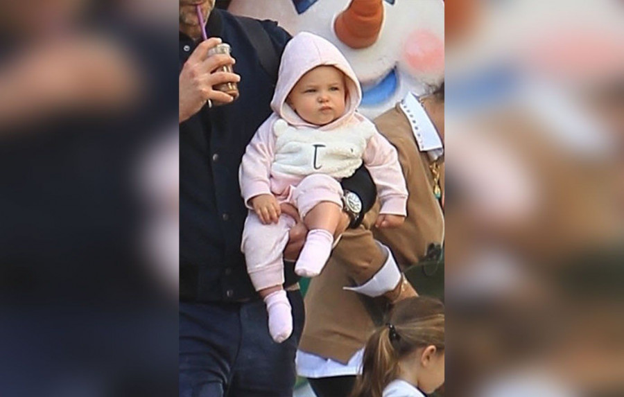 bradley cooper and irina shayk take daughter to santa 24