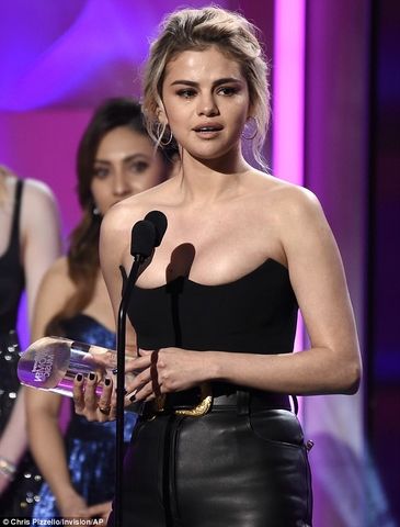 46DC149900000578 5135137 Emotional Selena Gomez broke down in tears as she thanked her ki m 3 1512109765812