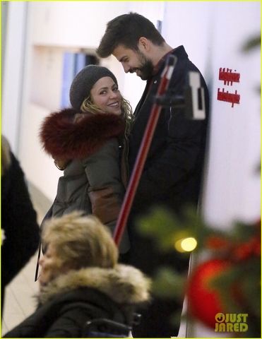 shakira gerard pique show off some sweet pda at jfk airport 04