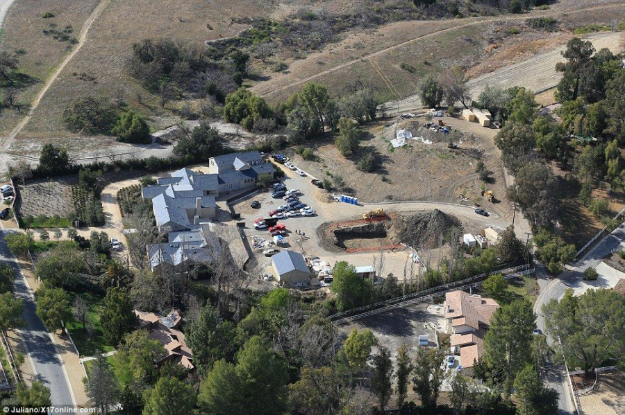 49B9AB1D00000578 5453549 image a 28 1519982715124