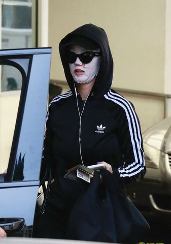katy perry wears face mask home from the spa 03