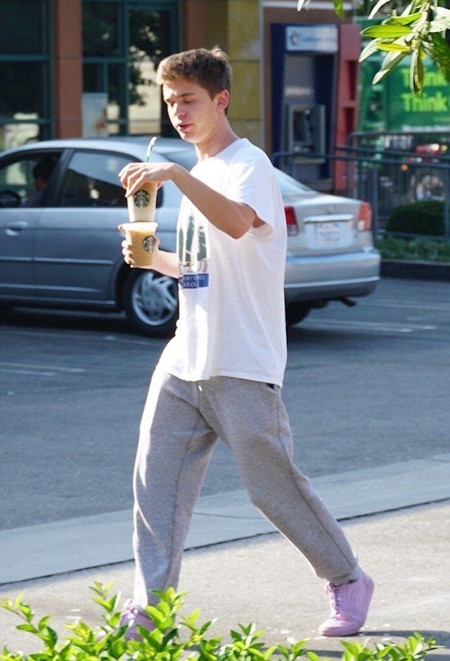 4F3743B400000578 0 image a 63 1534711102679