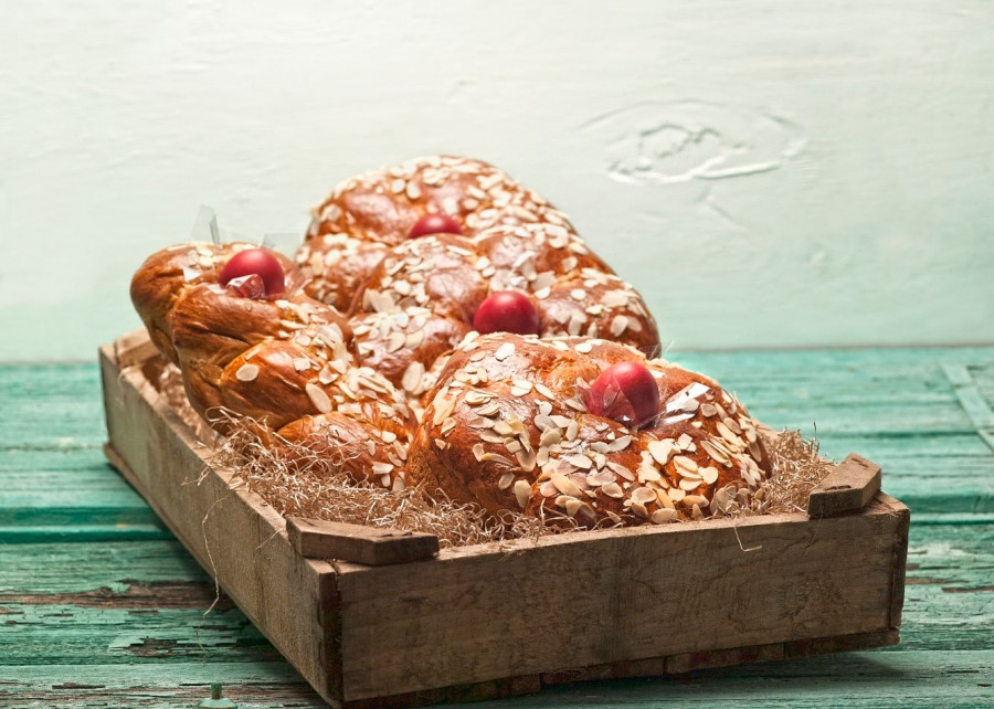 Πολίτικο τσουρέκι με μαστίχα μαχλέπι