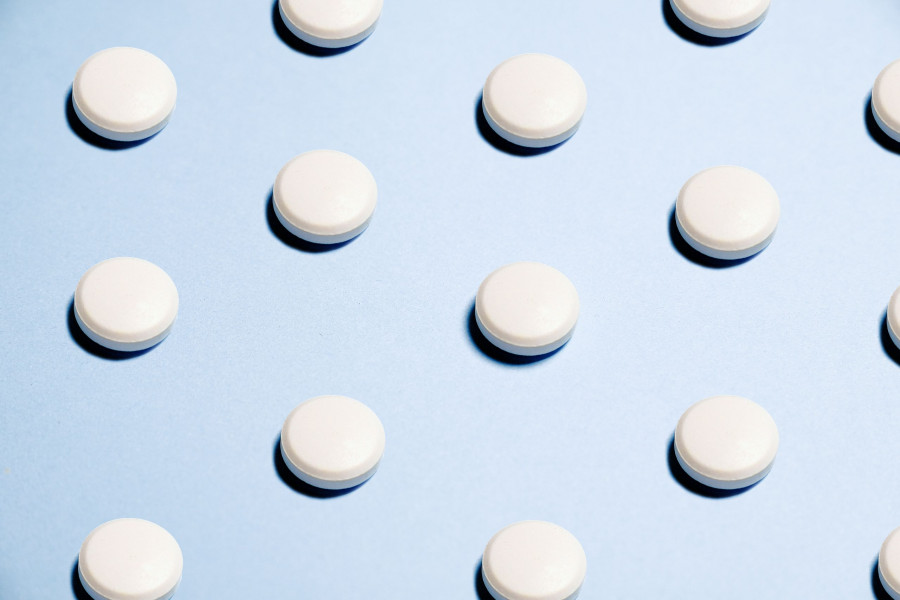 white round capsules 3683036