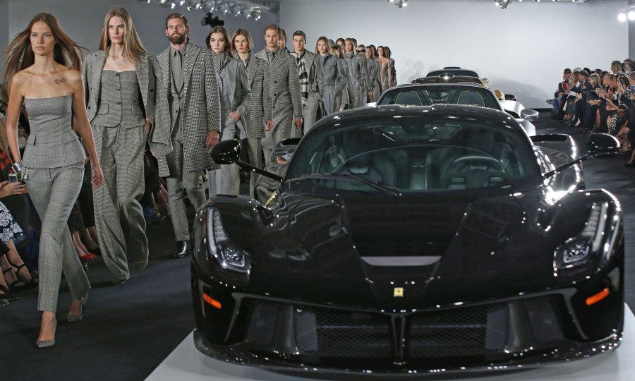Τα μοντέλα περπατούν δίπλα στη συλλογή αυτοκινήτων του Ralph Lauren στις 12 Σεπτεμβρίου του 2017