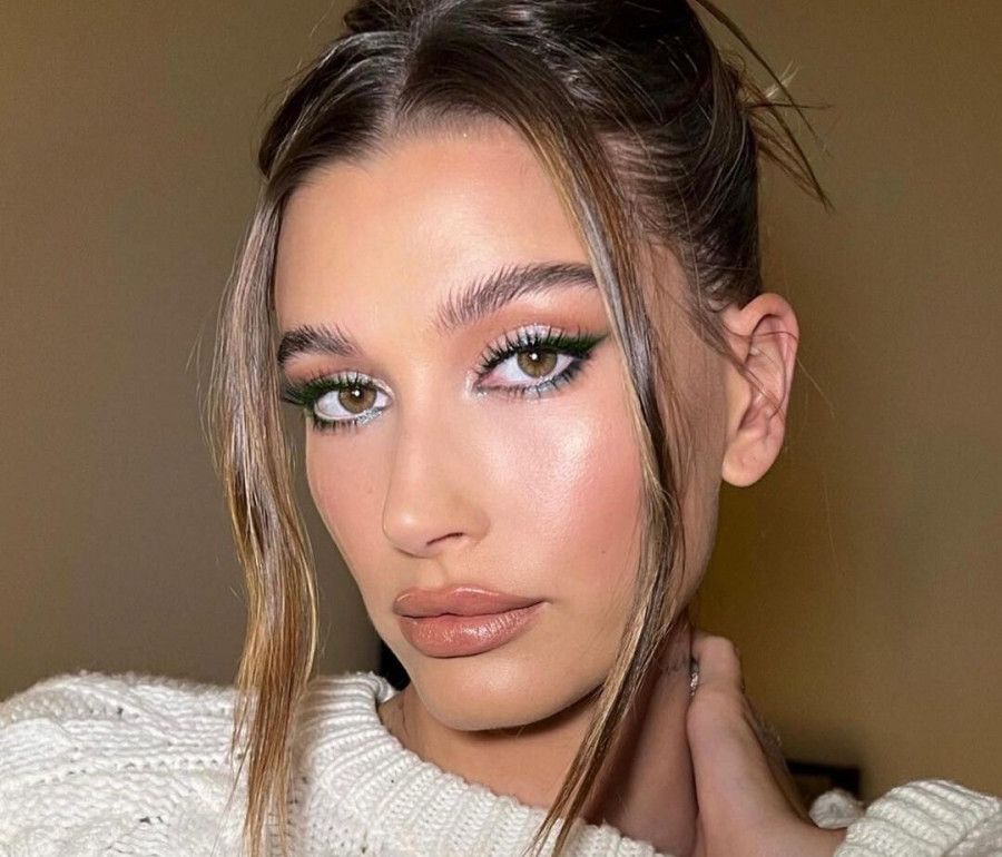 HAILEY BIEBER PRASINO EYELINER