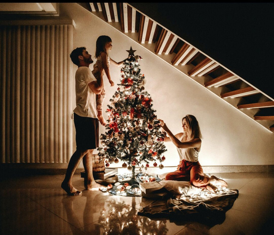 oikogeneia poy stolizei dentro